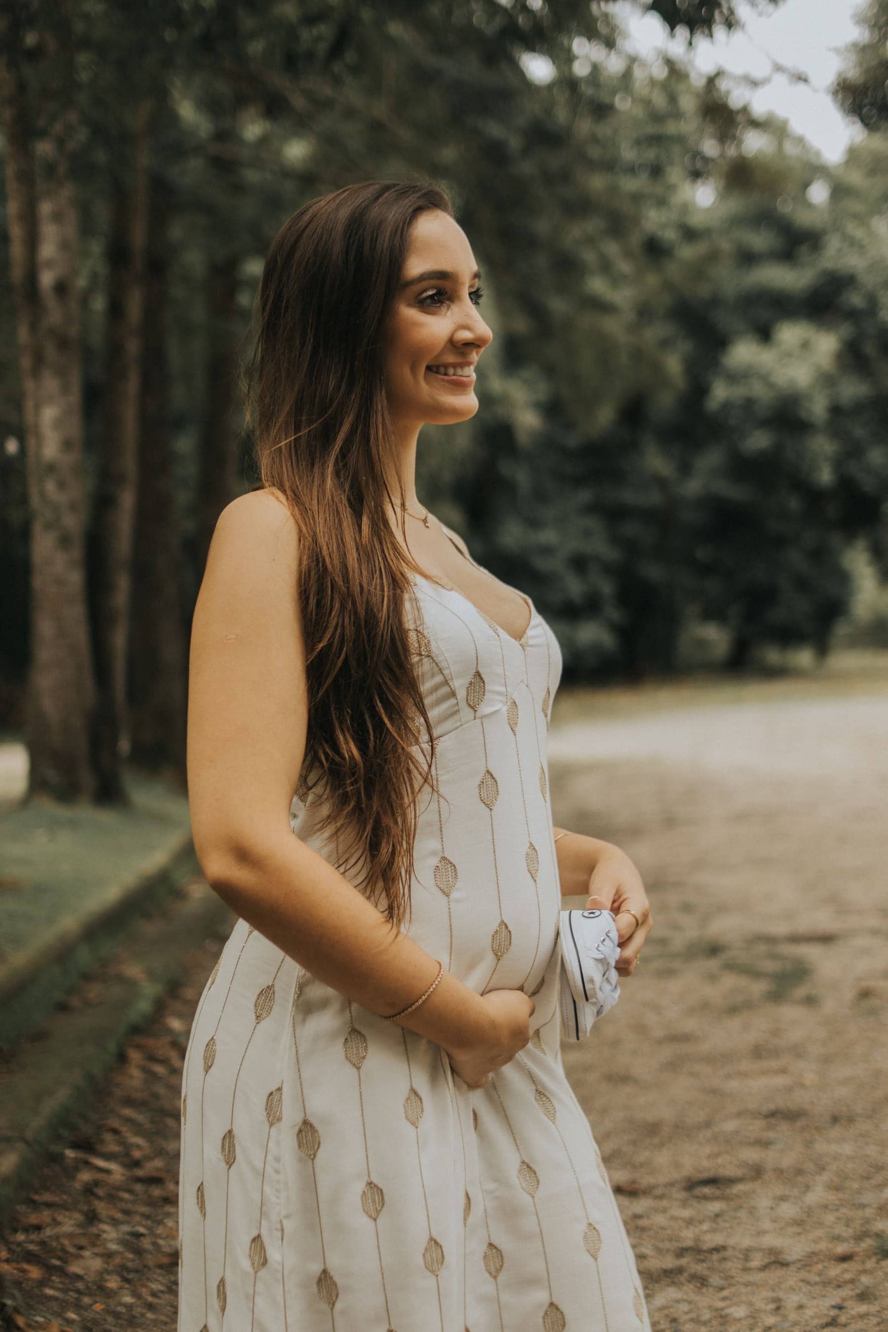 Gestante caminhando ao ar livre em luz natural