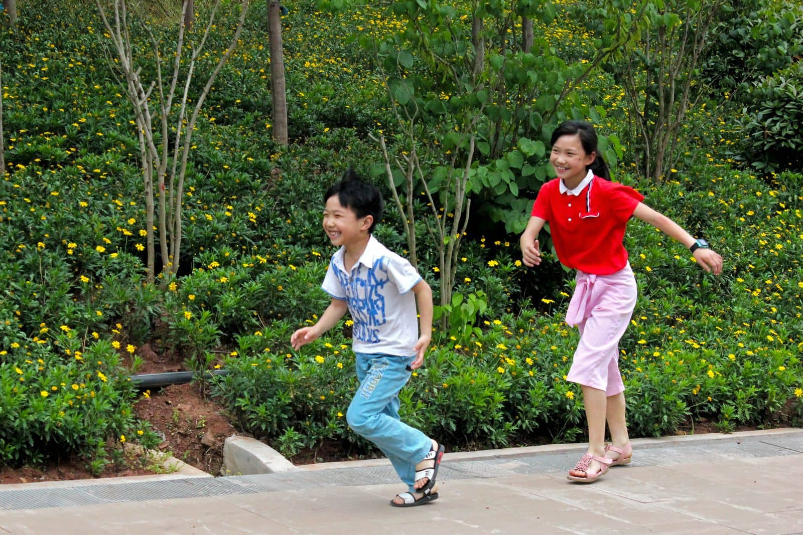 Duas crianças brincando em um parque