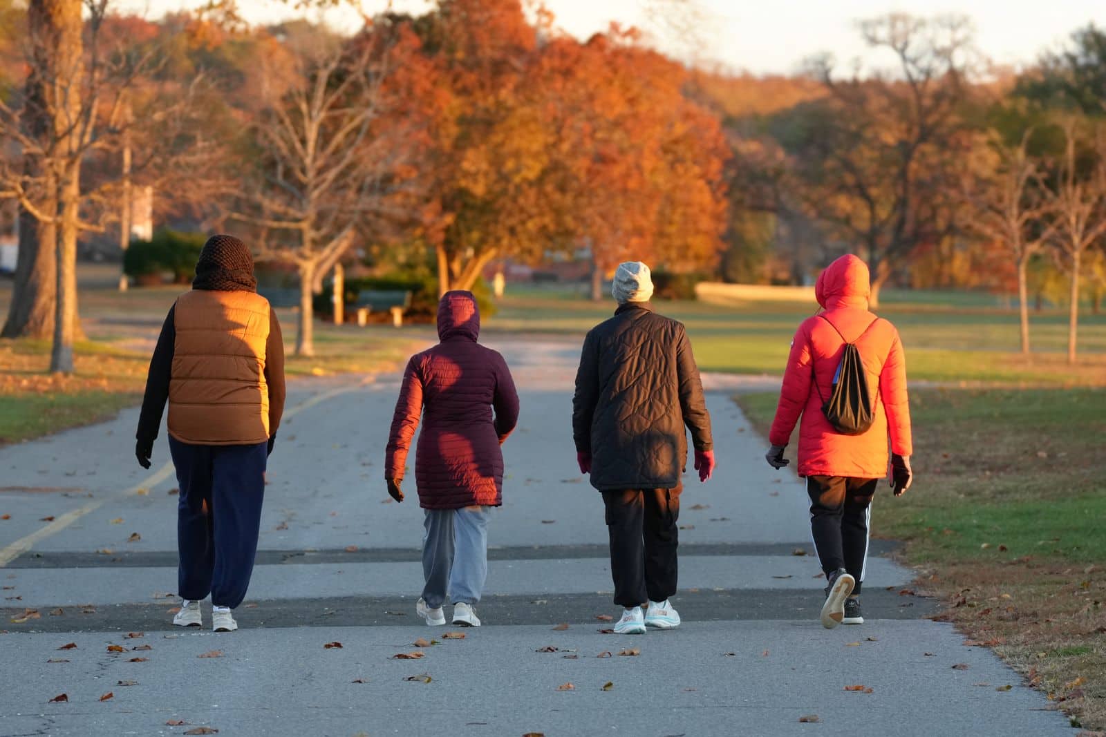 Pessoas caminhando juntas em um parque