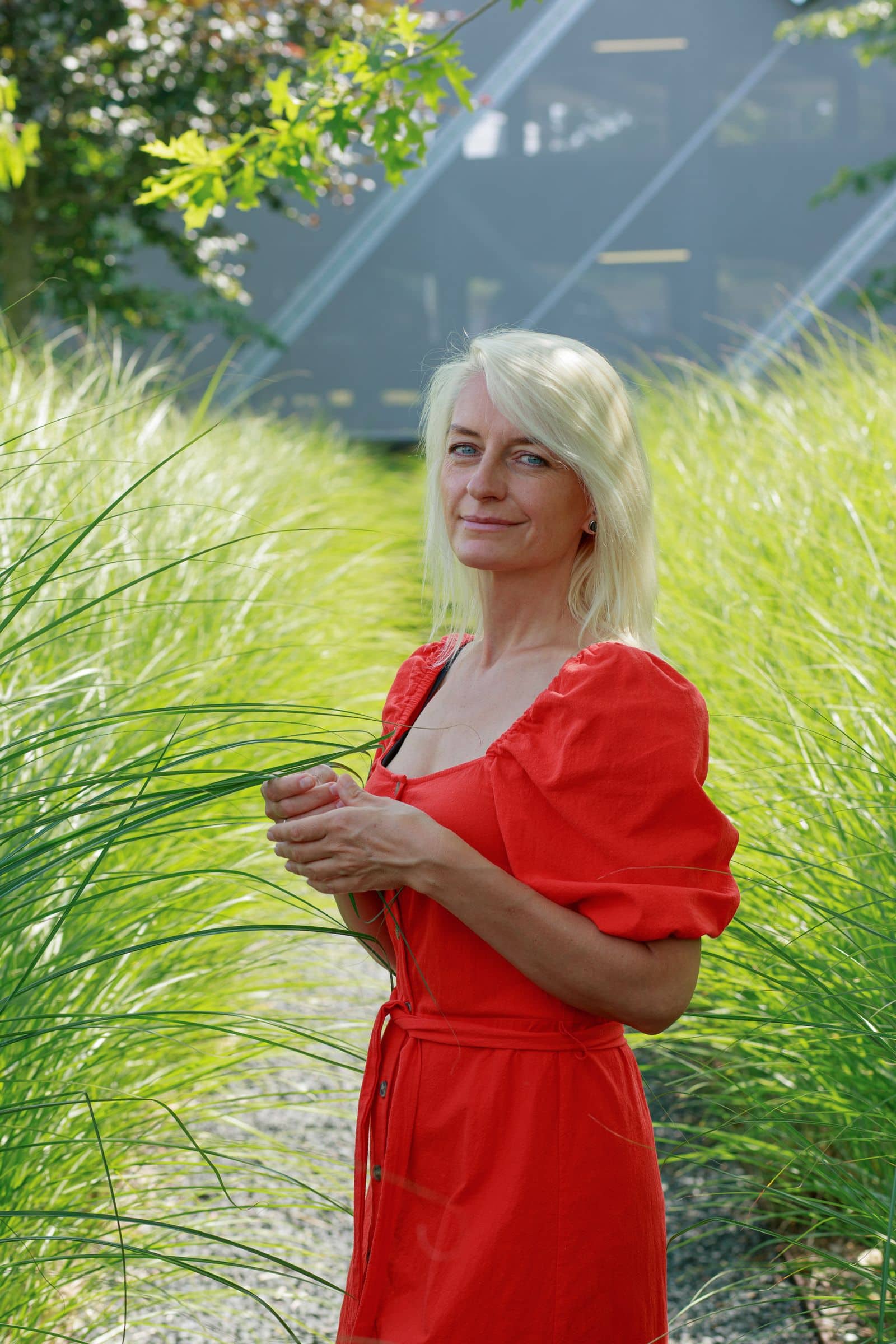 Mulher madura em meio à vegetação