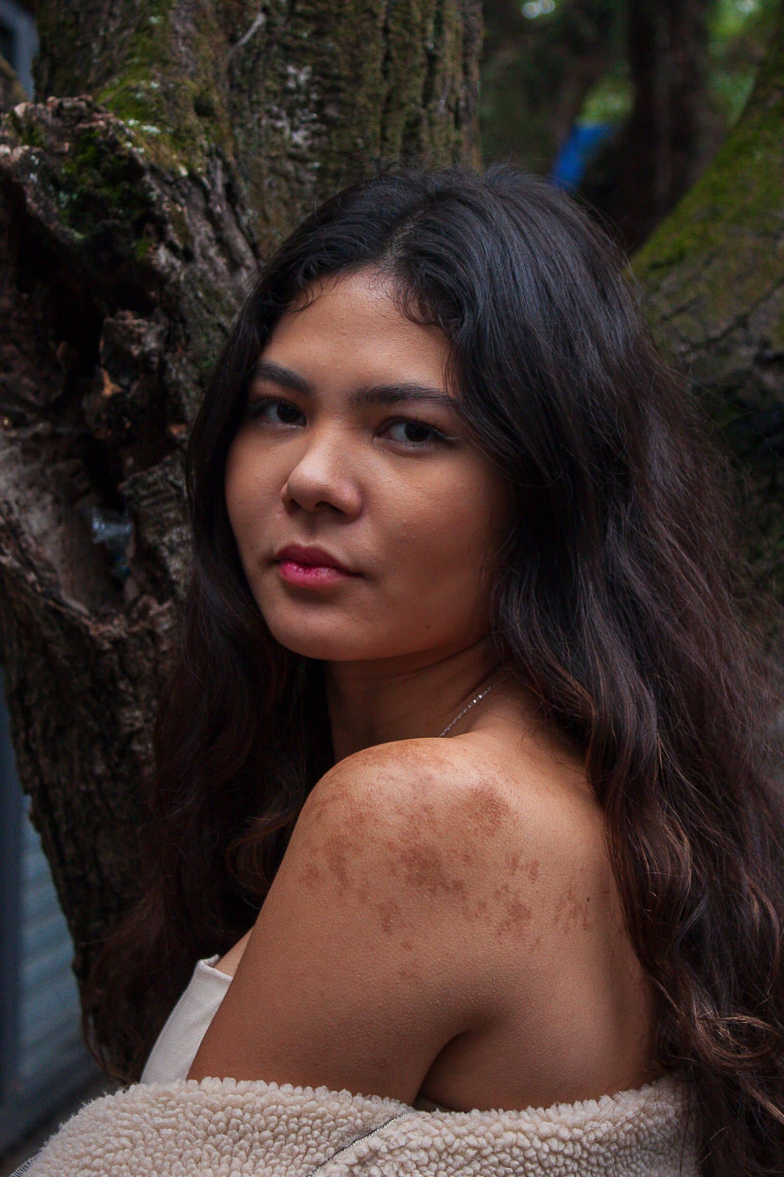 Mulher adulta em ambiente natural