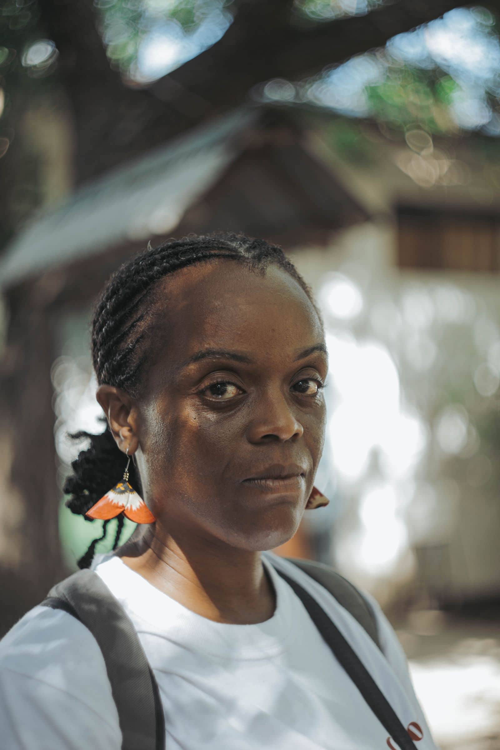 Mulher adulta em retrato ao ar livre