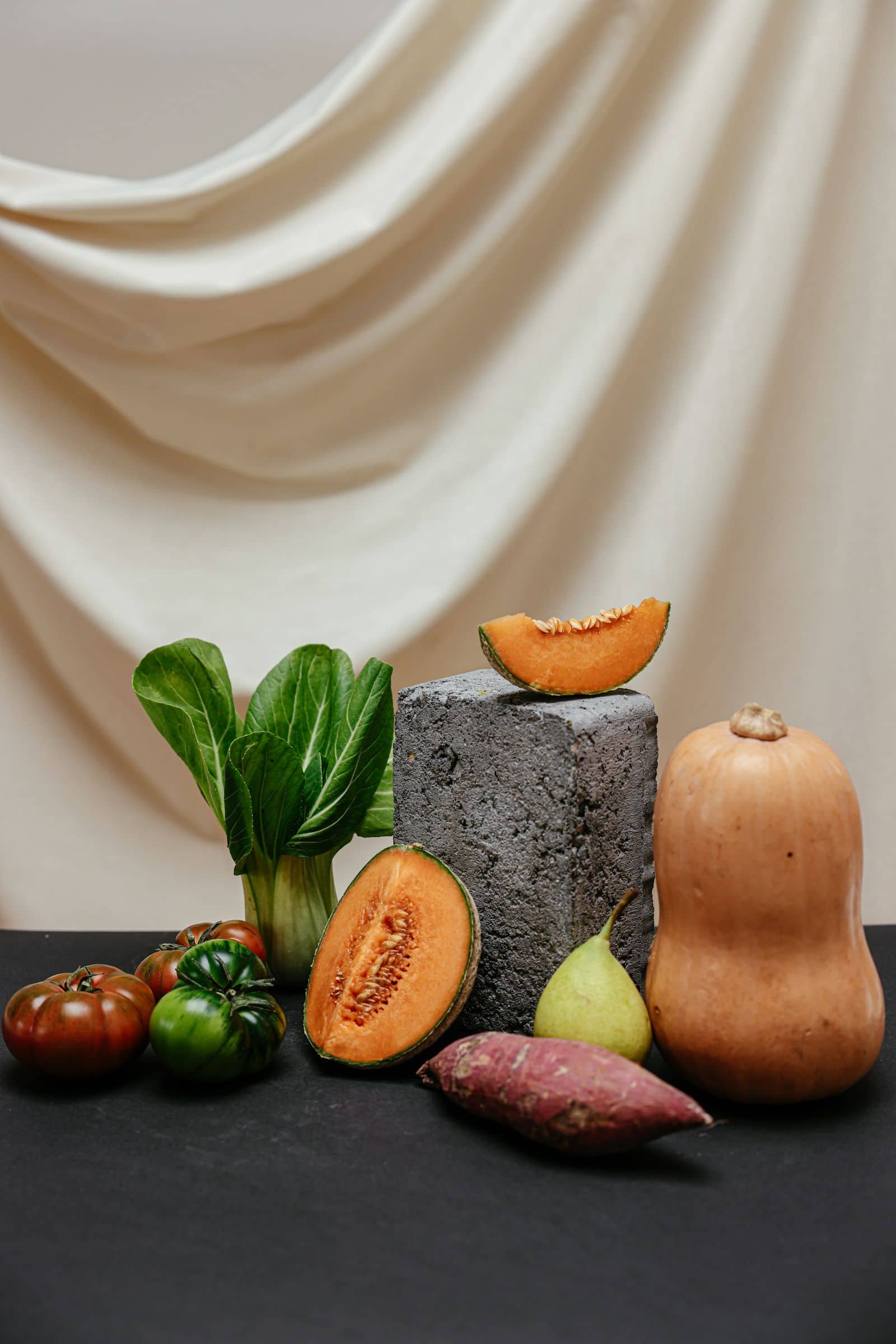 Composição editorial com frutas e vegetais